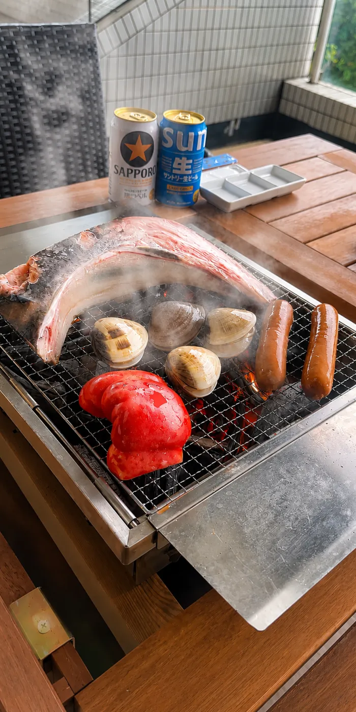 テラスBBQ 網の上で焼ける海鮮と野菜、冷えたビール