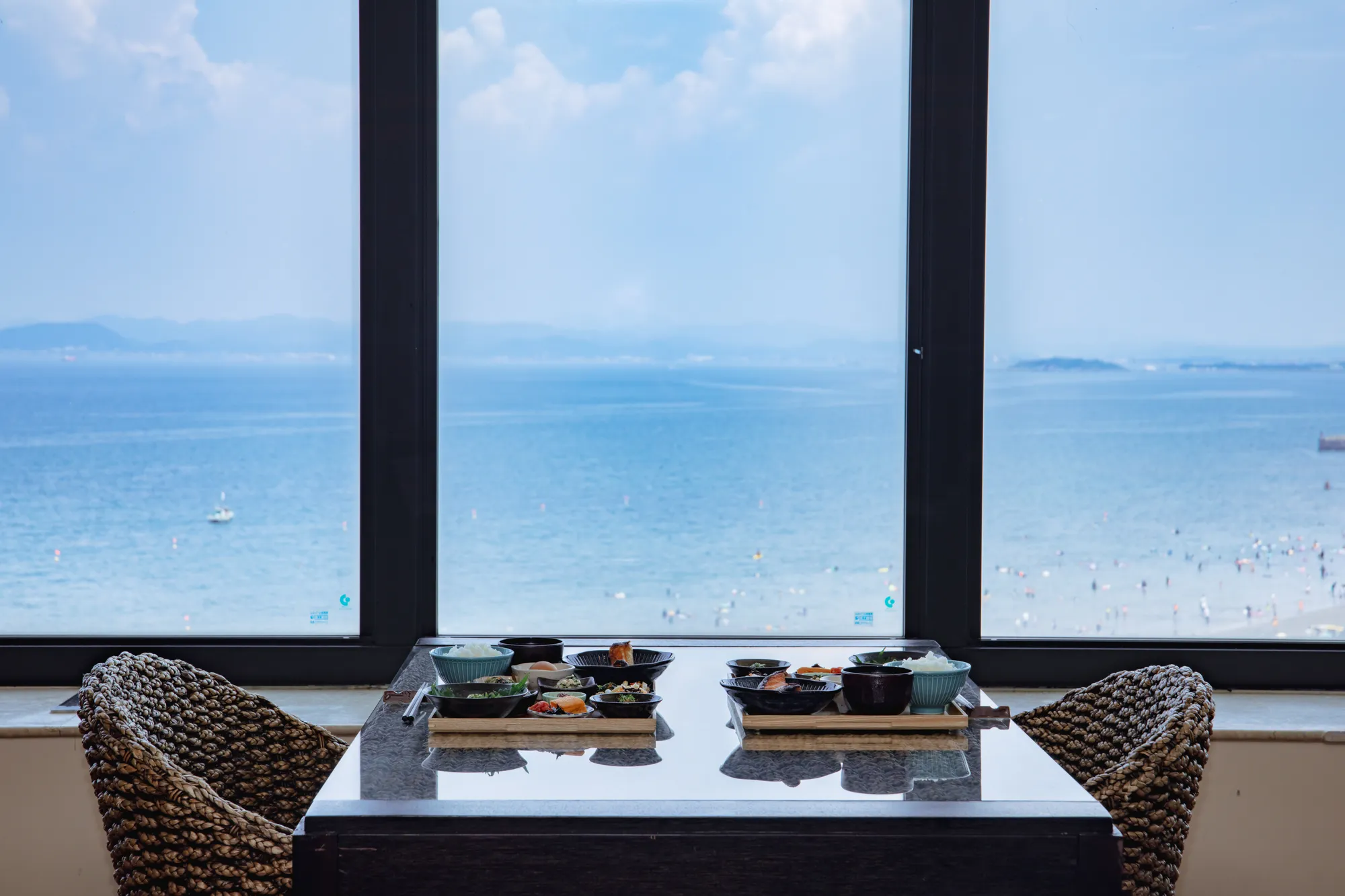 海を望むレストランでの食事